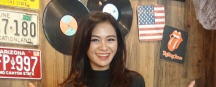 Puspa Dewi tiene 50 años aunque tan sólo aparente 30 Puspa Dewi tiene 50 años aunque tan sólo aparente 30