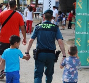 Un Guardia Civil con dos niños de la mano Un Guardia Civil con dos niños de la mano