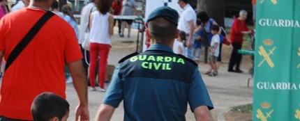 Un Guardia Civil con dos niños de la mano Un Guardia Civil con dos niños de la mano