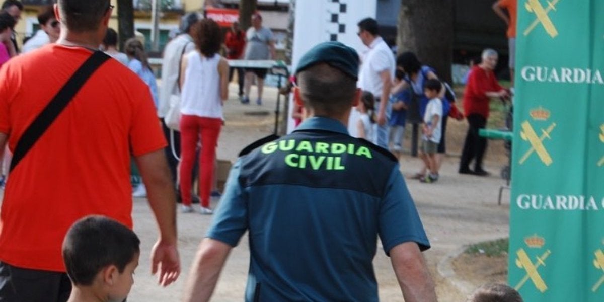 Un Guardia Civil con dos niños de la mano