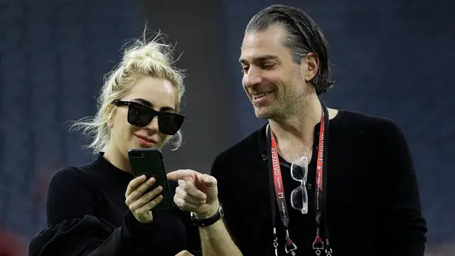 Lady Gaga y su prometido Christian Carino