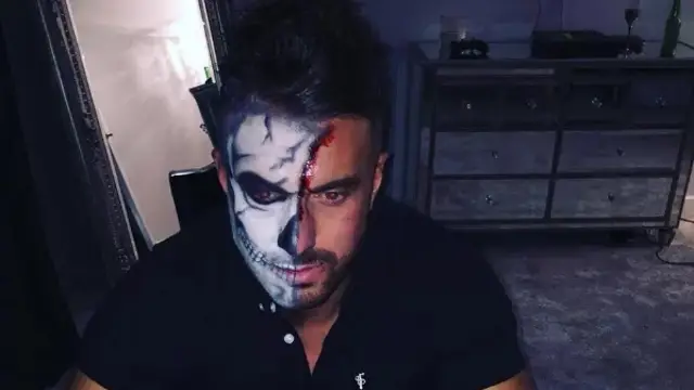 Marc Campfield con la cara pintada por Halloween
