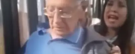 Momento previo a la detención de un anciano por agredir sexualmente a una joven Momento previo a la detención de un anciano por agredir sexualmente a una joven