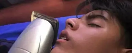 Se queda dormido tras una noche de fiesta y un amigo le gasta la peor broma del mundo Se queda dormido tras una noche de fiesta y un amigo le gasta la peor broma del mundo