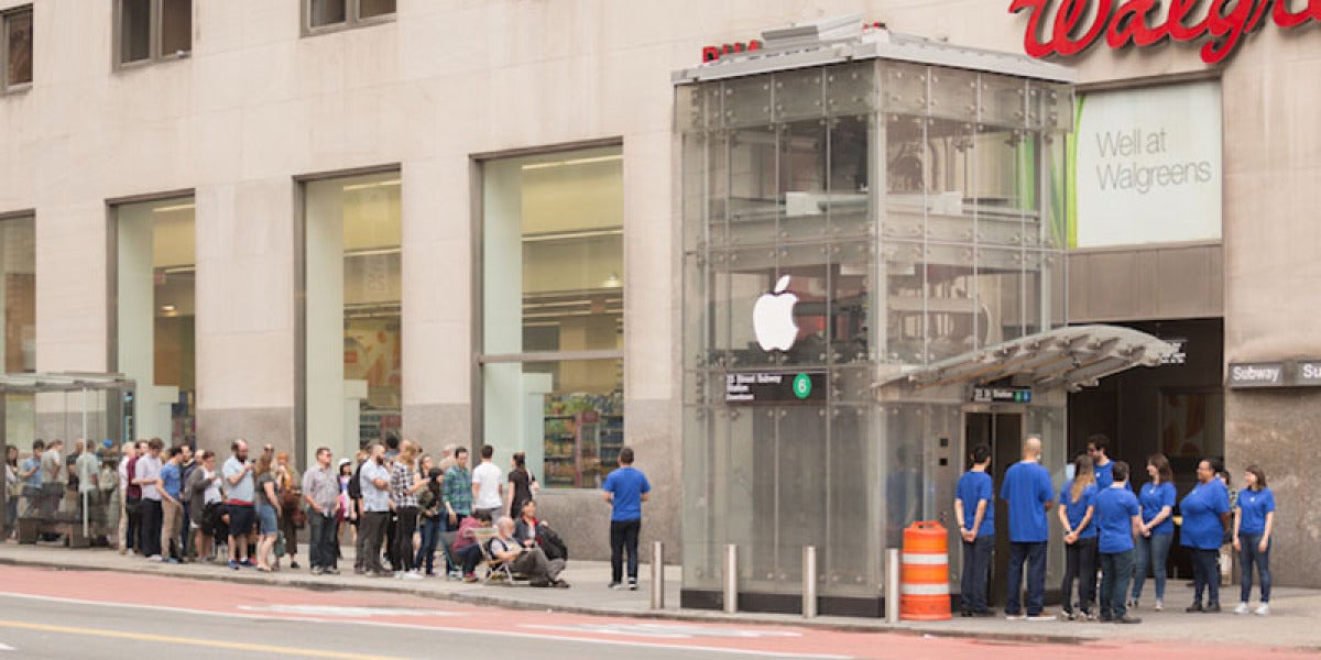 El ascensor del metro convertido en una Apple Store