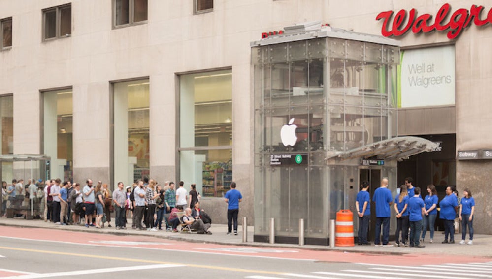 El ascensor del metro convertido en una Apple Store