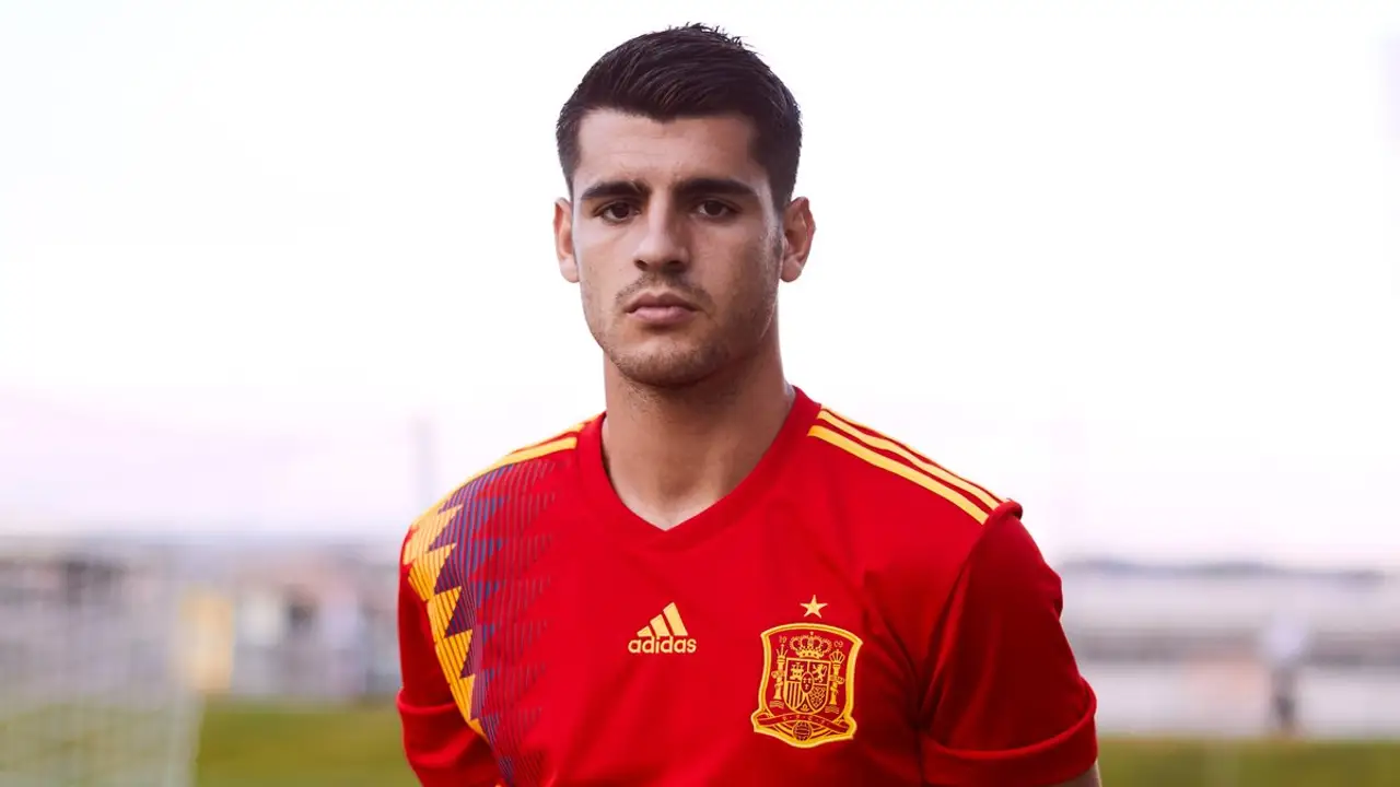 Morata posa con la nueva camiseta de España Morata posa con la nueva camiseta de España