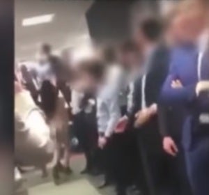 La indignante propuesta de un jefe a su empleada La indignante propuesta de un jefe a su empleada