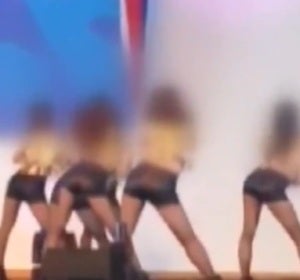 Un hospital obliga a sus enfermeras a hacer un baile erótico frente a sus oficiales Un hospital obliga a sus enfermeras a hacer un baile erótico frente a sus oficiales