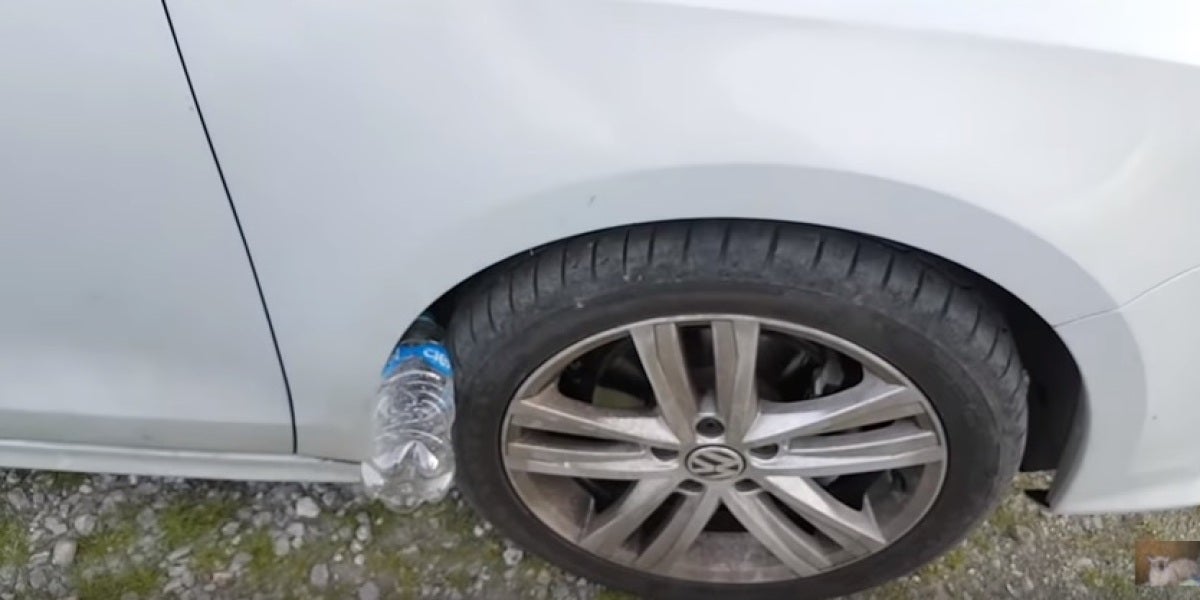 El truco de la botella para robar un coche