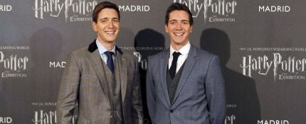Los actores Oliver (i) y James (d) Phelps, durante el photocall de inauguración de Harry Potter Exhibition