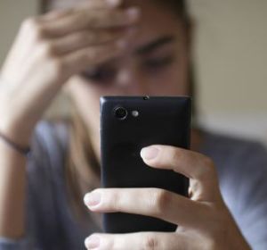 Una adolescente con su móvil Una adolescente con su móvil