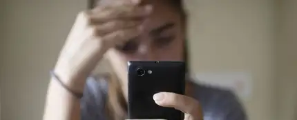 Una adolescente con su móvil Una adolescente con su móvil