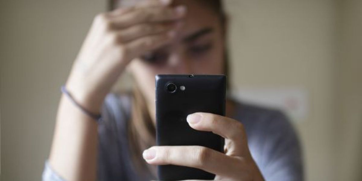 Una adolescente con su móvil