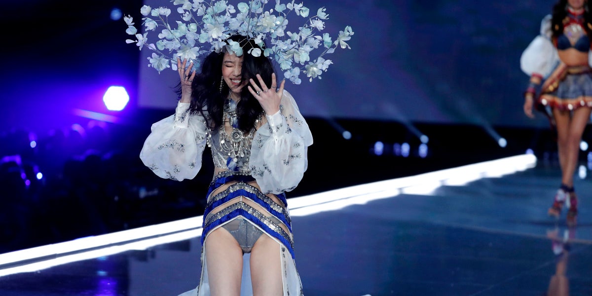 La modelo Ming Xi tras su caída