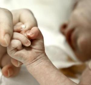 Un bebe coge de la mano a su madre Un bebe coge de la mano a su madre