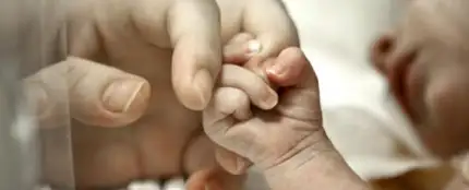Un bebe coge de la mano a su madre Un bebe coge de la mano a su madre