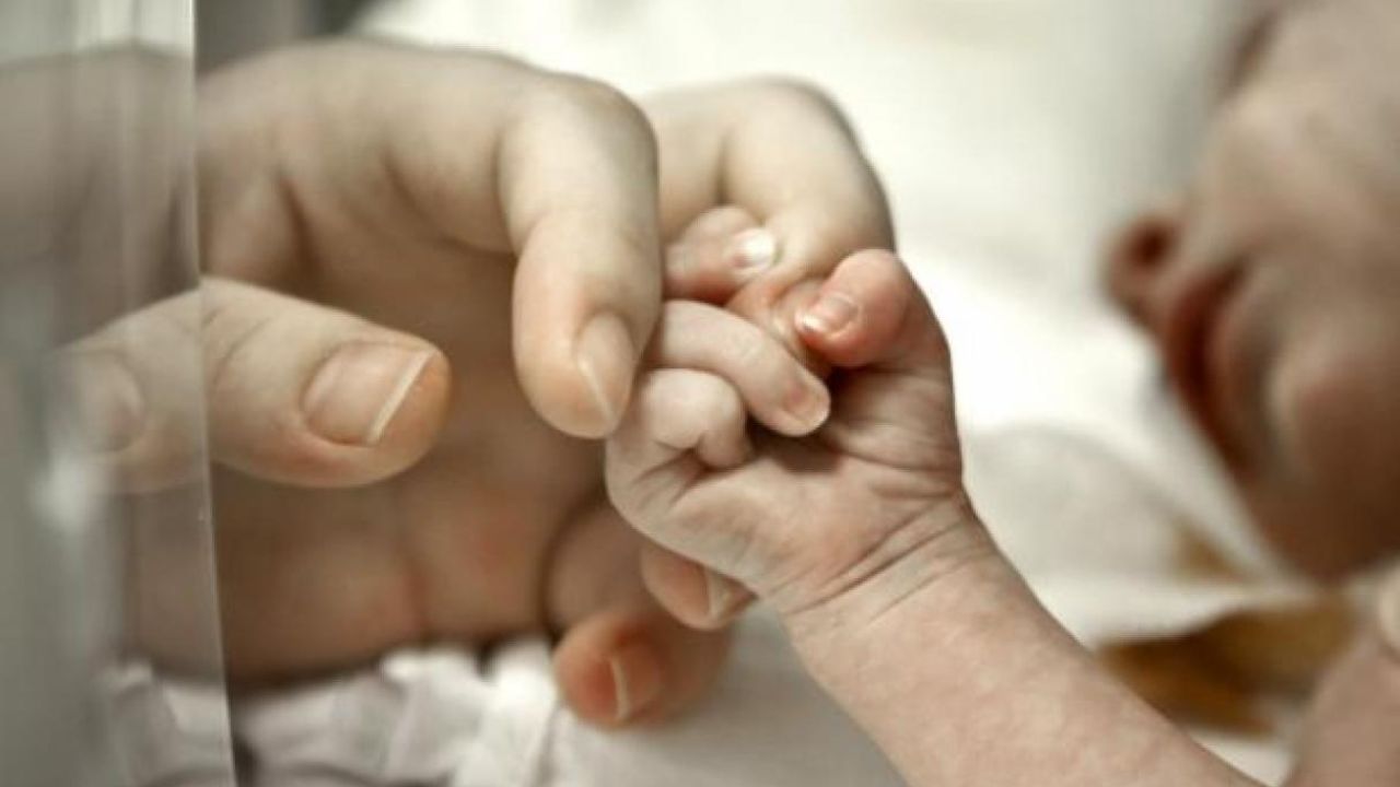 Un Bebe Nella Zone Con La Mano Fa La