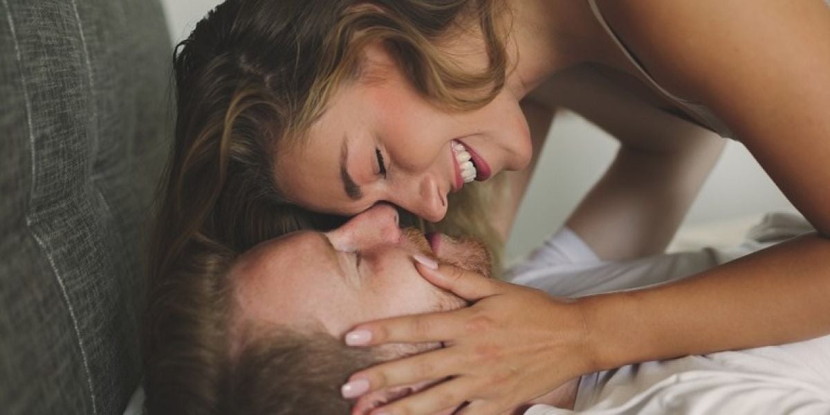 Pareja tumbada