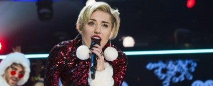 Miley Cyrus con un modelito muy navideño