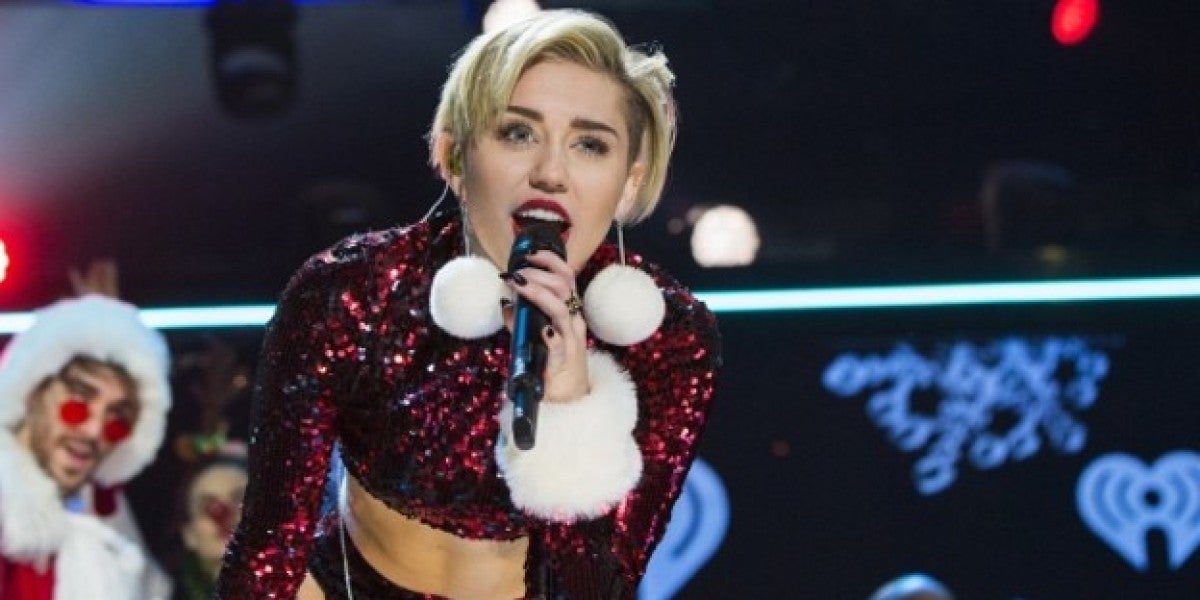 Miley Cyrus con un modelito muy navideño
