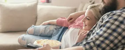 Pareja en el sofá Pareja en el sofá