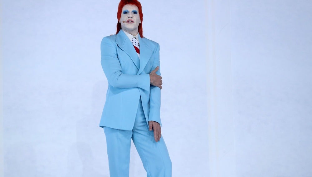 Un sorprendente Miquel Fernández rinde homenaje a David Bowie con su versión de ‘Life on Mars’