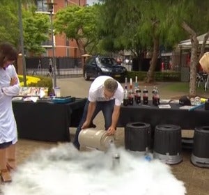 Experimento con nitrógeno y Coca Cola en el programa de televisión australiano Studio 10 Experimento con nitrógeno y Coca Cola en el programa de televisión australiano Studio 10