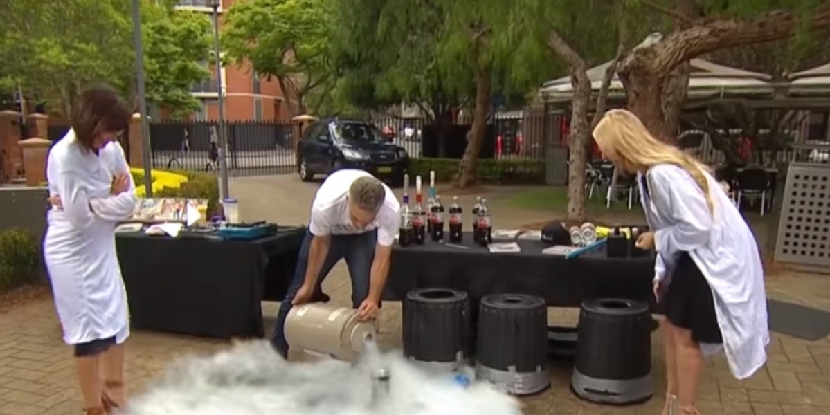 Experimento con nitrógeno y Coca Cola en el programa de televisión australiano Studio 10