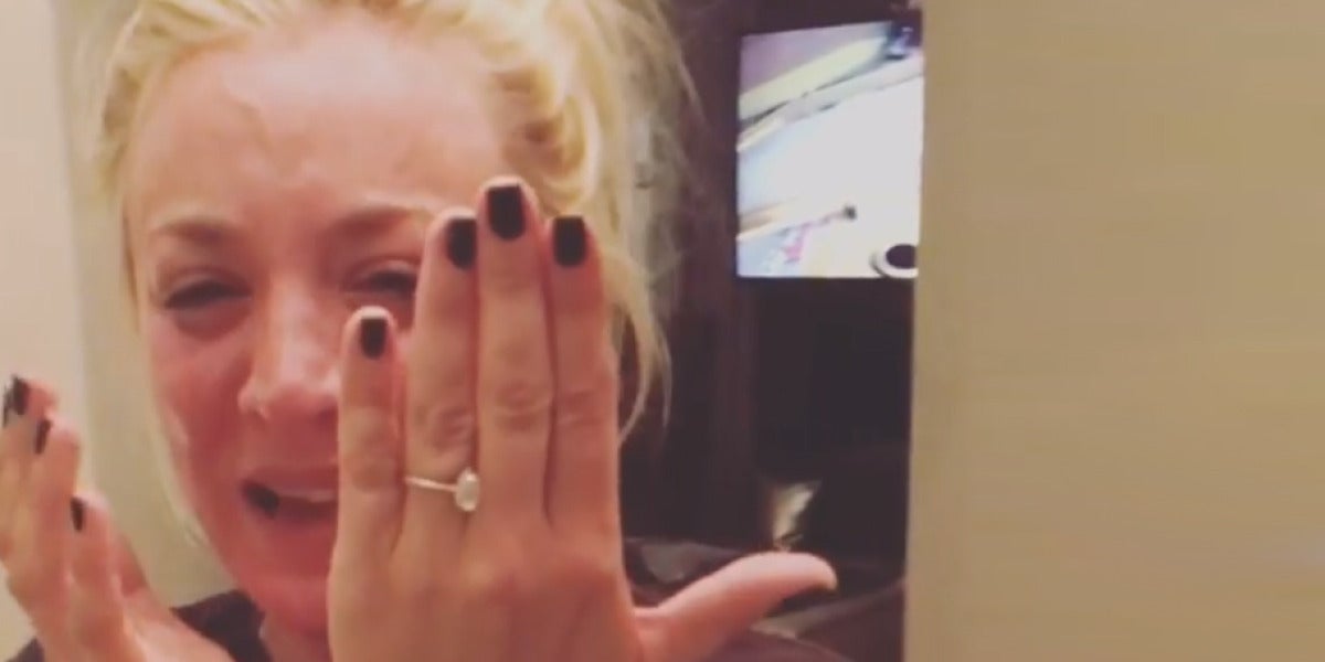 Kaley Cuoco, muy emocionada durante su pedida de mano
