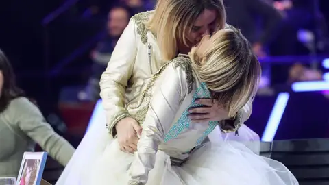 Un arrebato de pasión produce el primer beso entre Chenoas de la historia Un arrebato de pasión produce el primer beso entre Chenoas de la historia