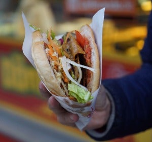 Foto de un kebab, plato de origen turco Foto de un kebab, plato de origen turco