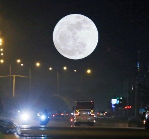 Vista de la "Superluna" en Naypyitaw, Birmania Vista de la "Superluna" en Naypyitaw, Birmania