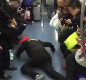 Finge tener convulsiones para poder sentarse en el metro Finge tener convulsiones para poder sentarse en el metro