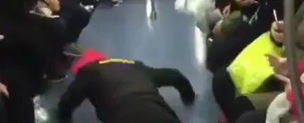 Finge tener convulsiones para poder sentarse en el metro Finge tener convulsiones para poder sentarse en el metro