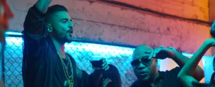 Maluma y Flo Rida en el v&iacute;deo de 'Hola'