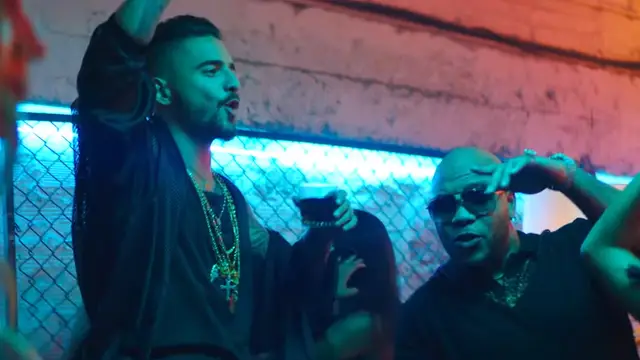Maluma y Flo Rida en el vídeo de 'Hola'