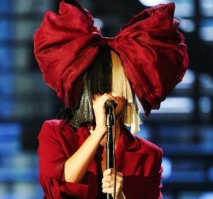 Sia con un look muy navideño Sia con un look muy navideño