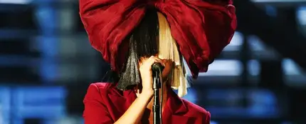 Sia con un look muy navideño Sia con un look muy navideño