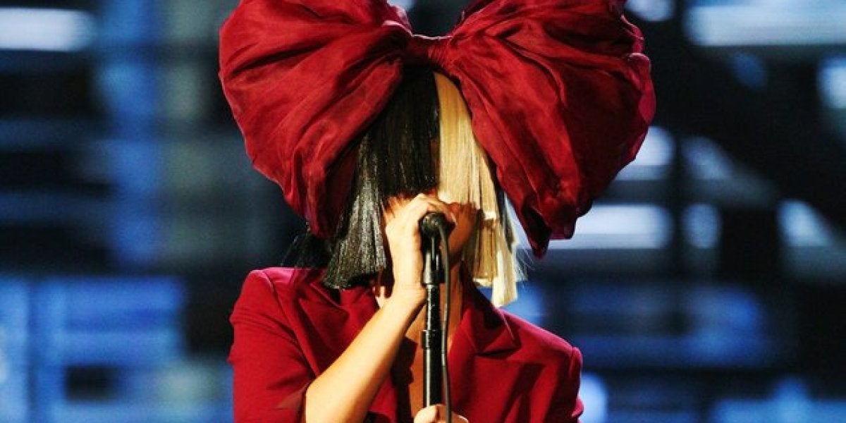 Sia con un look muy navideño