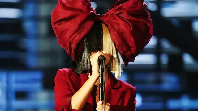 Sia con un look muy navideño