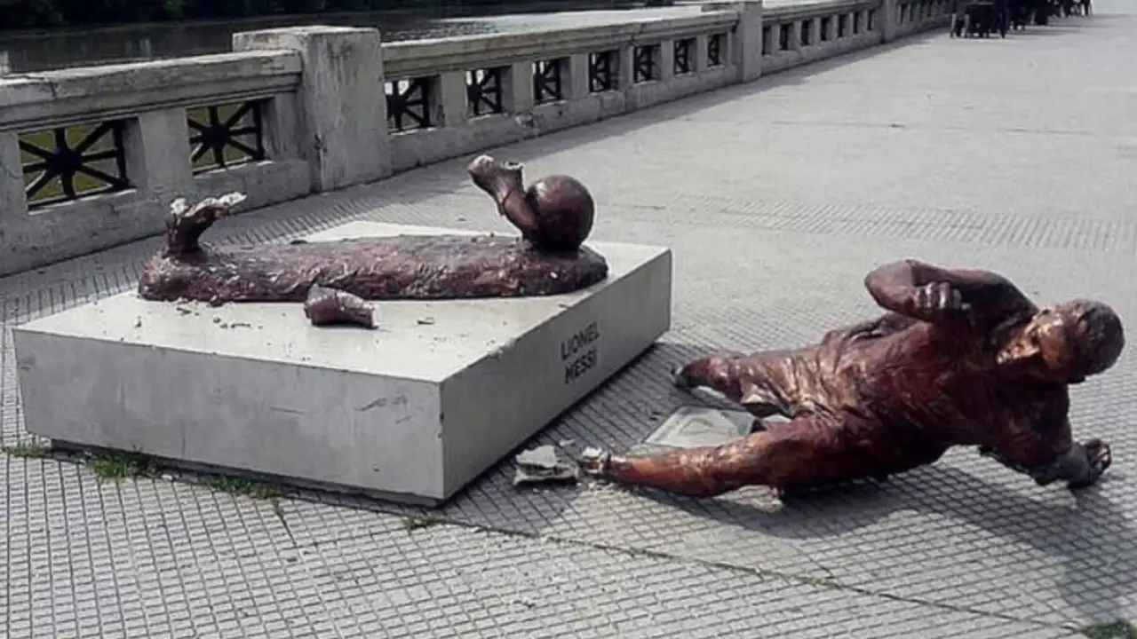 Así quedó la estatua de Messi en Buenos Aires Así quedó la estatua de Messi en Buenos Aires
