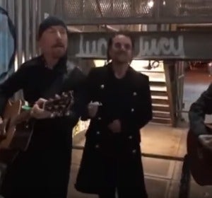 U2 tocando en plena calle en Nueva York U2 tocando en plena calle en Nueva York