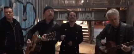 U2 tocando en plena calle en Nueva York