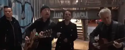 U2 tocando en plena calle en Nueva York U2 tocando en plena calle en Nueva York