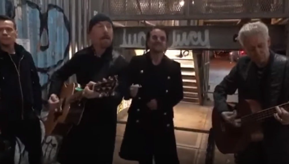 U2 tocando en plena calle en Nueva York
