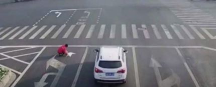 Un hombre repinta las señales de tráfico para llegar antes a casa 