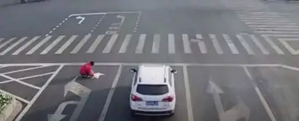 Un hombre repinta las señales de tráfico para llegar antes a casa Un hombre repinta las señales de tráfico para llegar antes a casa