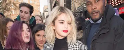 Selena Gomez luciendo un jersey semitransparente durante su promo en Londres Selena Gomez luciendo un jersey semitransparente durante su promo en Londres