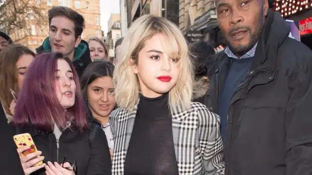 Selena Gomez luciendo un jersey semitransparente durante su promo en Londres